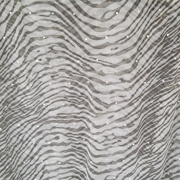 Lightweight sheer black and white scarf - Picture 3 of 3